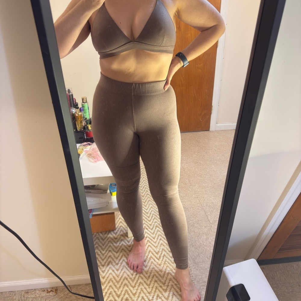 ALO Yoga Tan Activewear Set - Picture 2 of 15